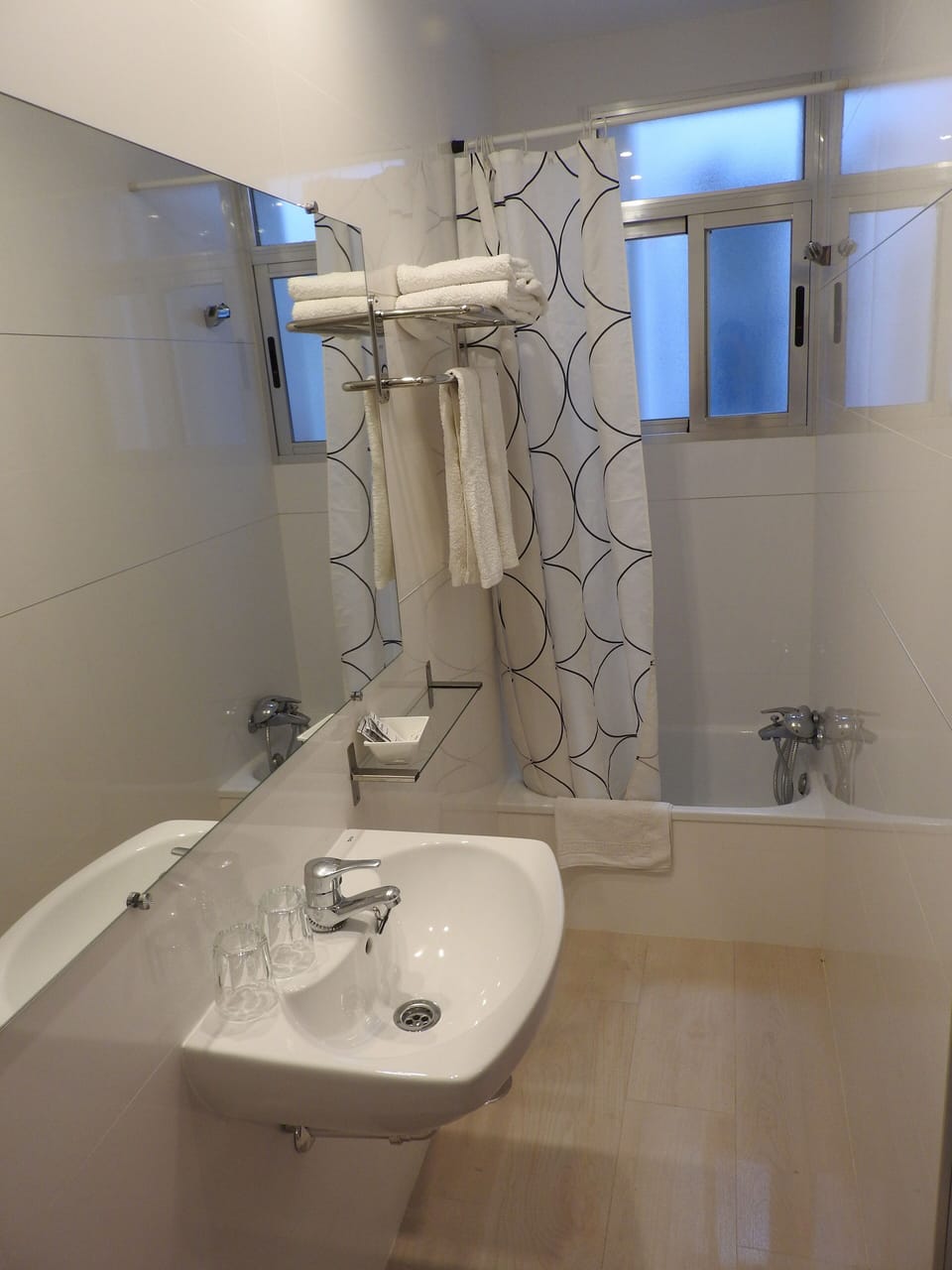 Standard Triple Room (With extra bed ) | Bathroom | Combined shower/tub, hair dryer, towels