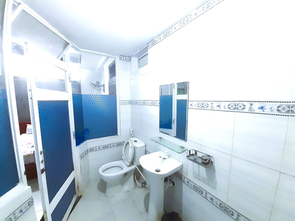 Family Room | Bathroom | Shower, free toiletries, towels, toilet paper