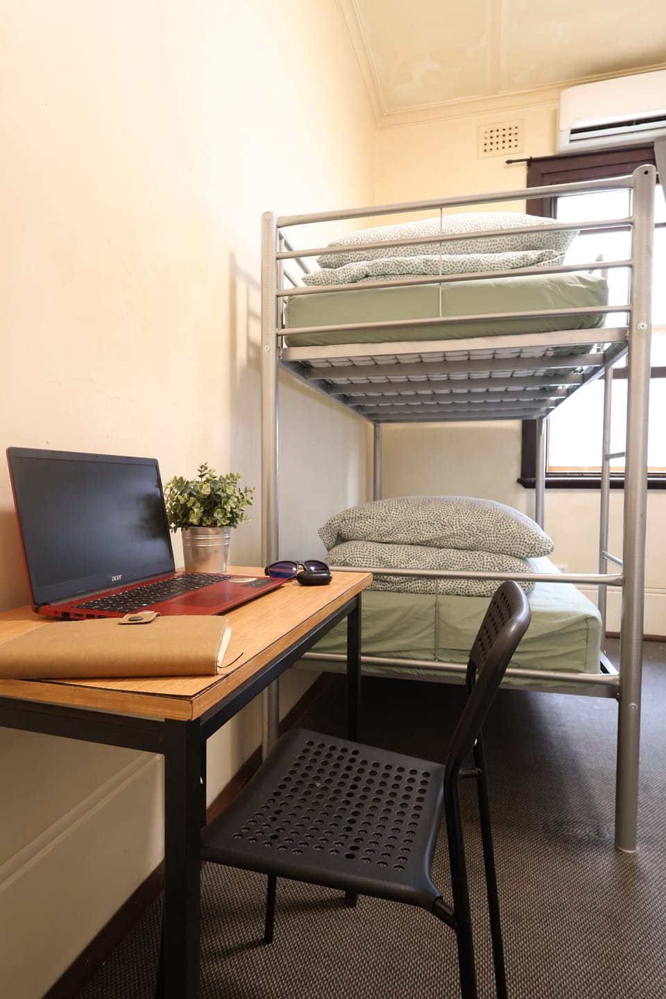 Twin Room with shared bathroom | Desk, laptop workspace, free WiFi