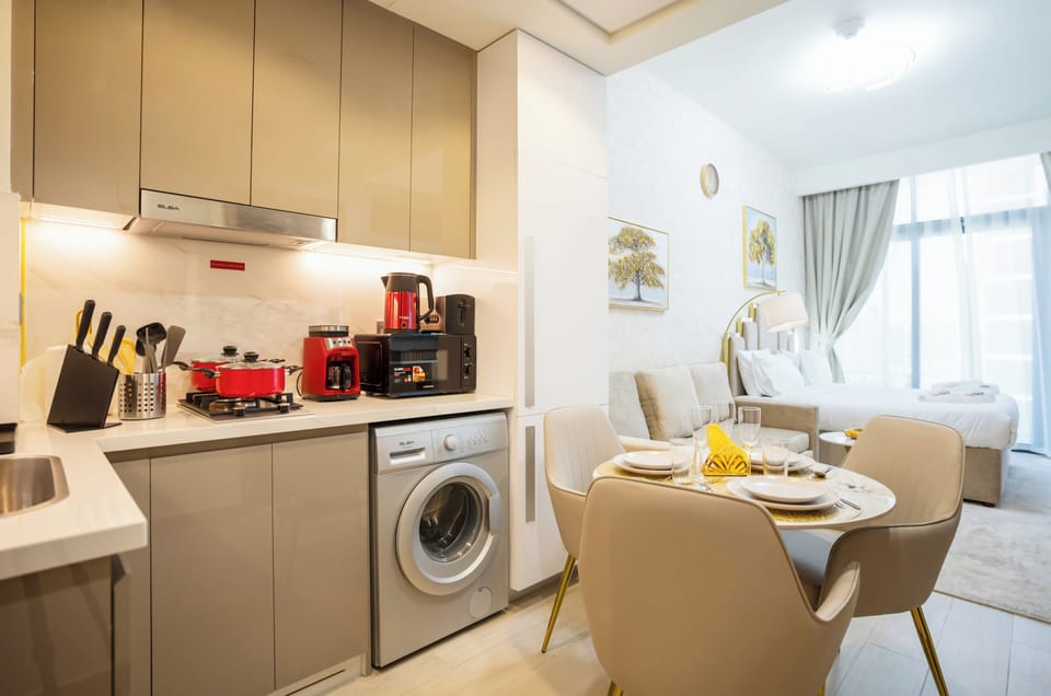 Basic Studio, Balcony, City View | Private kitchen