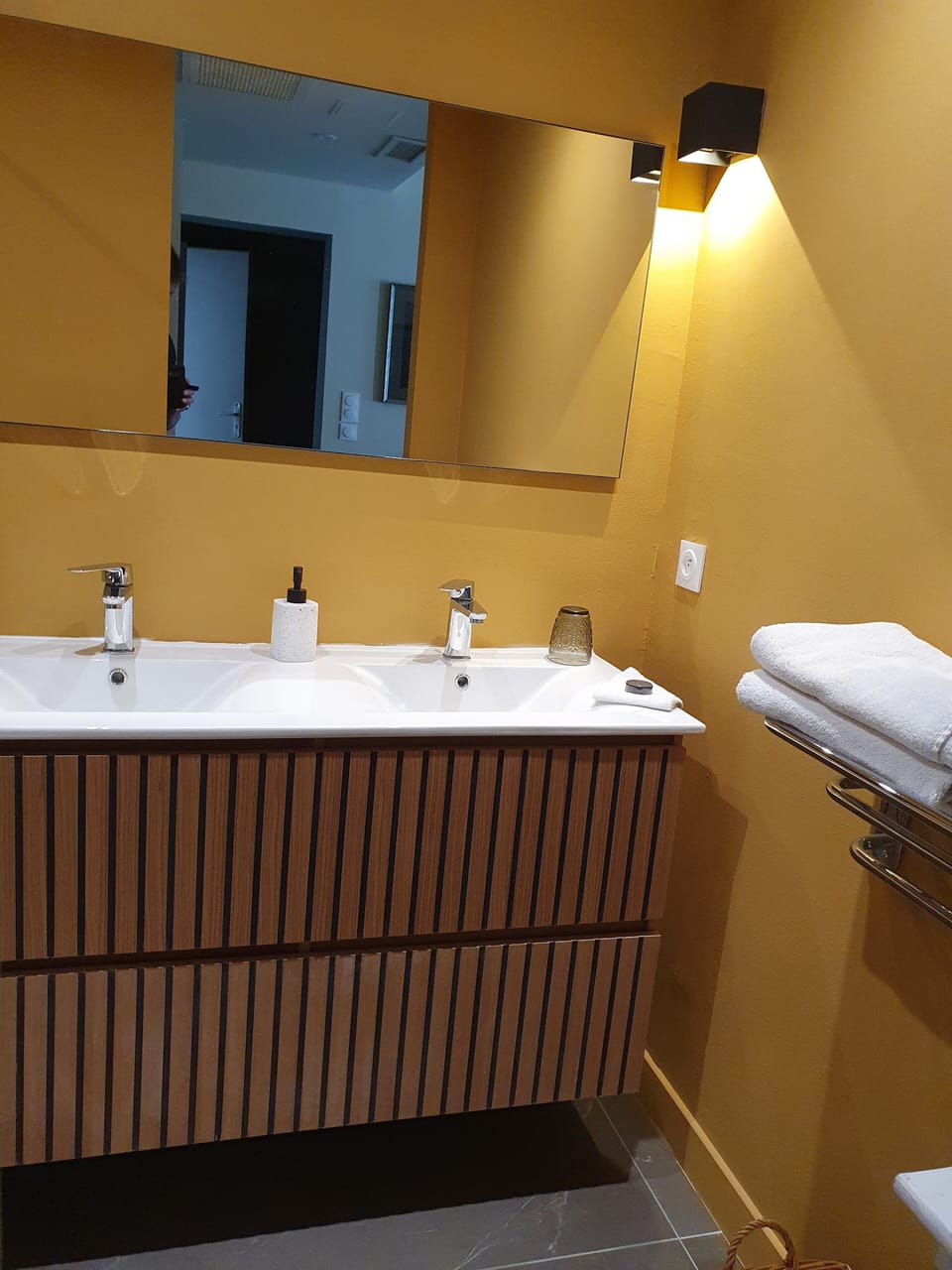 Deluxe Suite, Non Smoking, Garden View | Bathroom | Hair dryer, towels, soap, shampoo
