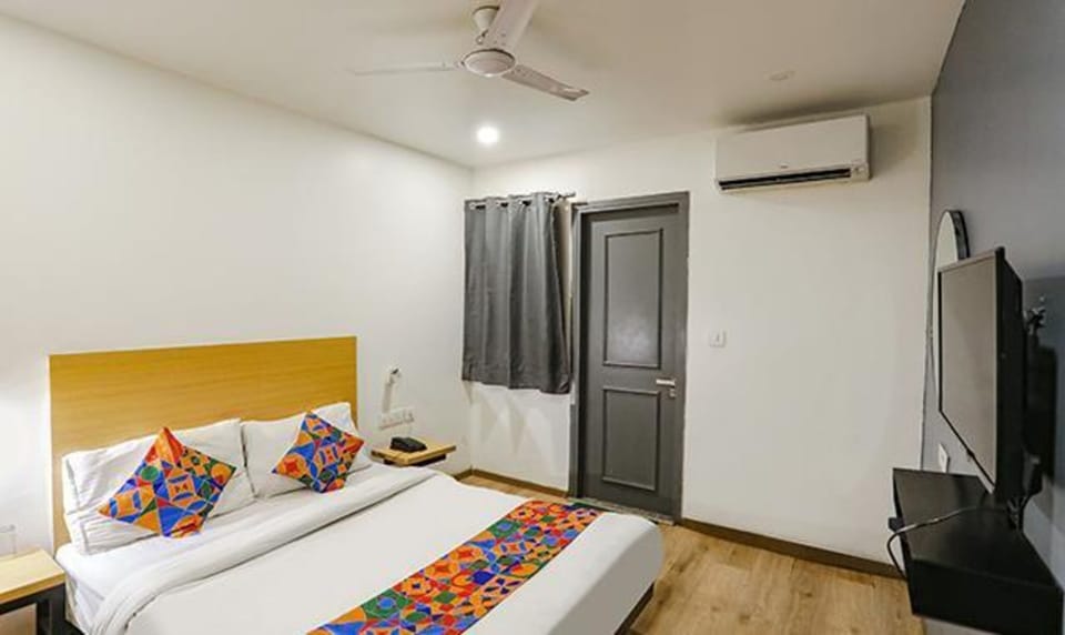 Deluxe Room | Egyptian cotton sheets, premium bedding, in-room safe, WiFi (free)