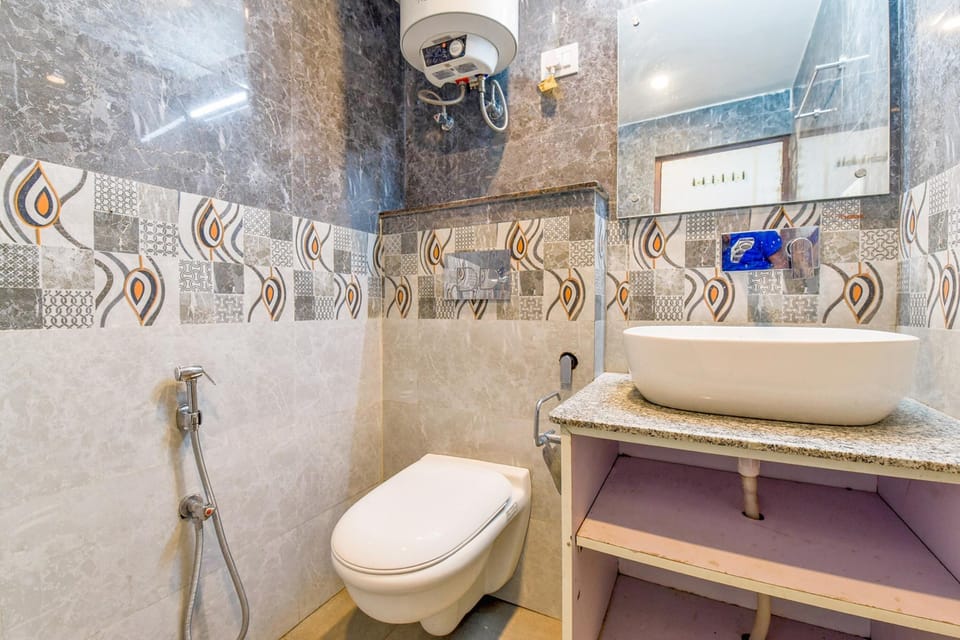 Luxury Suite | Bathroom | Shower, rainfall showerhead, free toiletries, towels