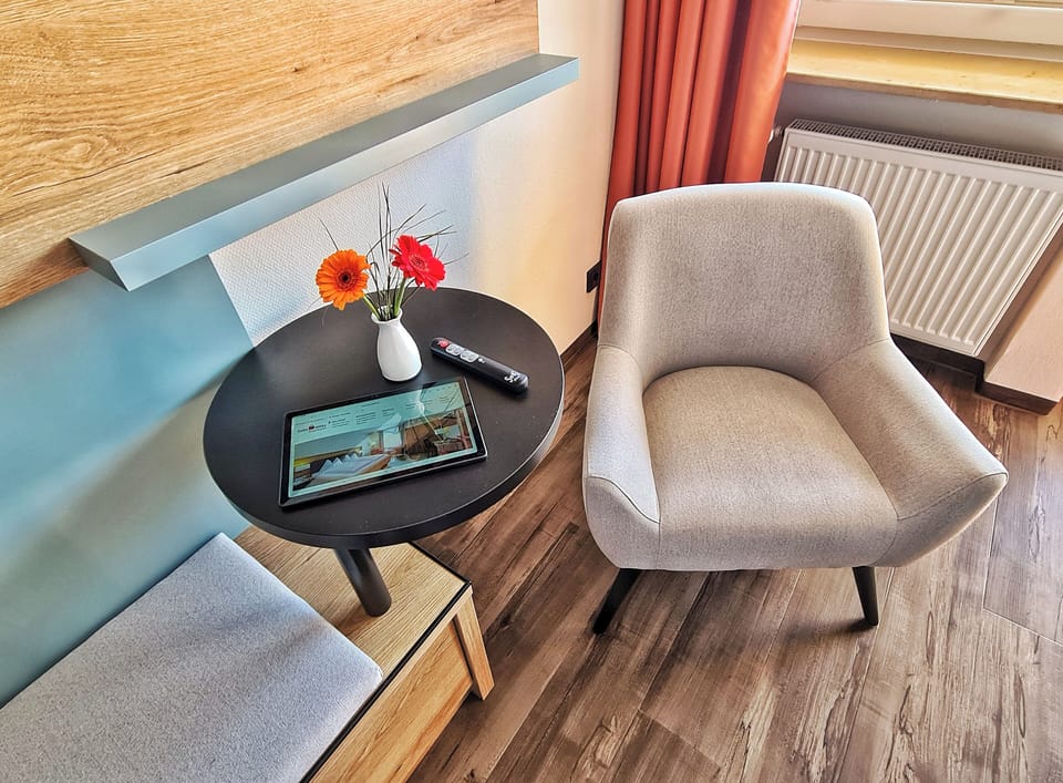 Einzelzimmer mit Bergblick | Living area | 32-inch flat-screen TV with cable channels