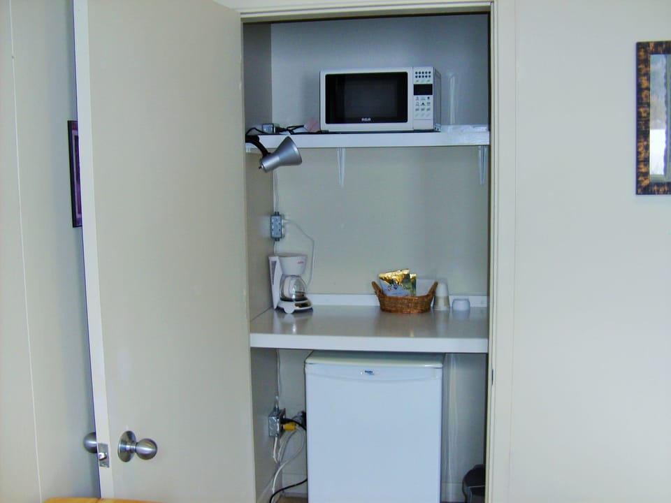 Comfort Suite, 1 Bedroom, Private Bathroom, Hill View | Private kitchenette | Microwave, coffee/tea maker