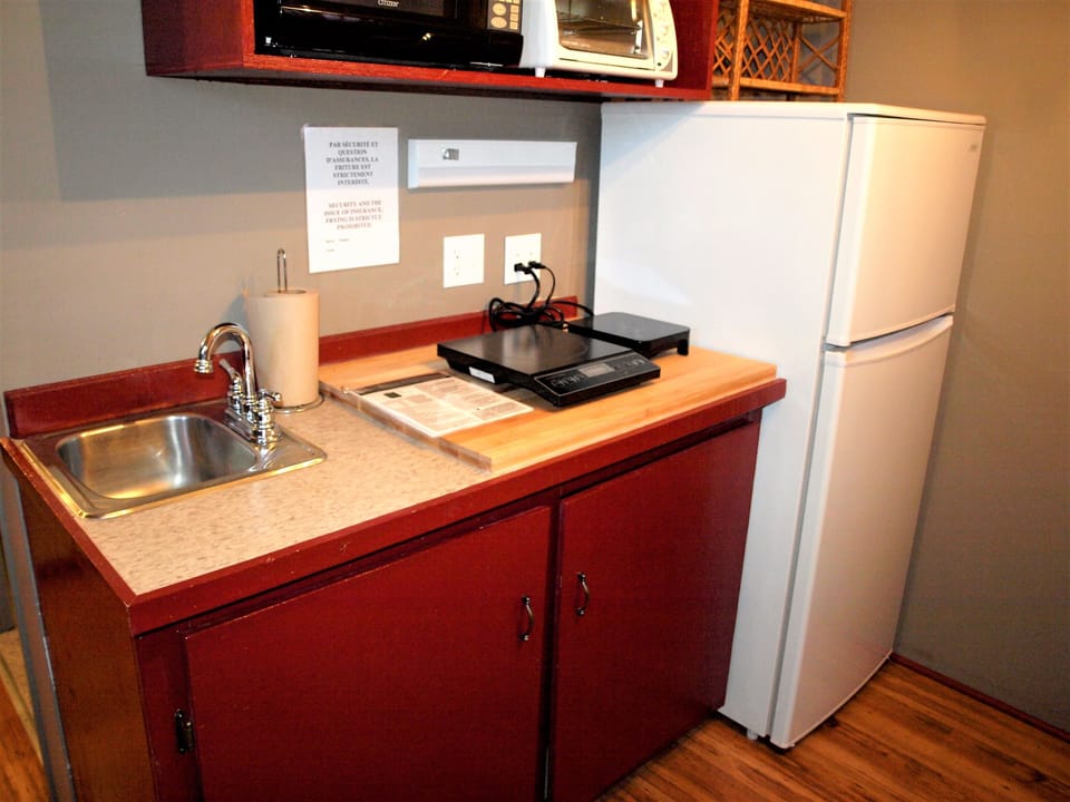 Superior Studio, Multiple Beds, Private Bathroom, Sea View | Private kitchen | Microwave, coffee/tea maker