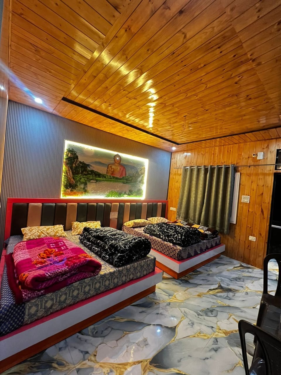 Family Room | Desk, laptop workspace, soundproofing, free WiFi