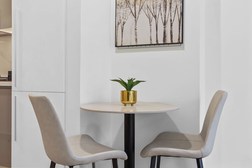 Comfort Studio, Balcony, City View | Dining room