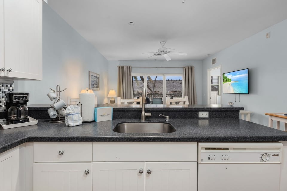 Condo, 2 Bedrooms | Private kitchen | Fridge, oven, coffee/tea maker, toaster