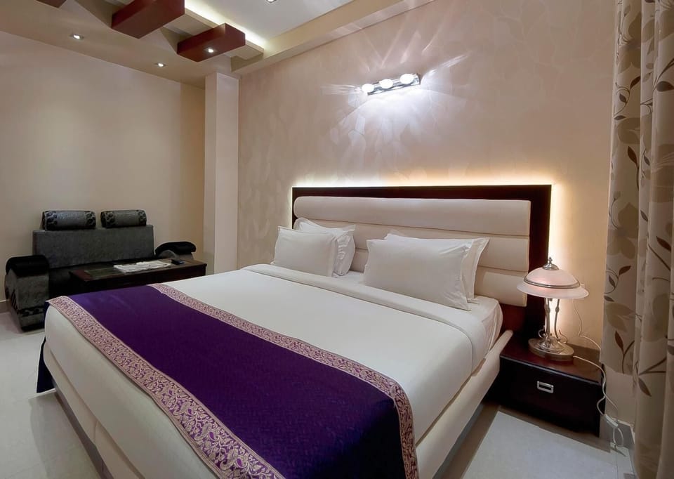 Deluxe Room, Non Smoking | Minibar, in-room safe, desk, rollaway beds