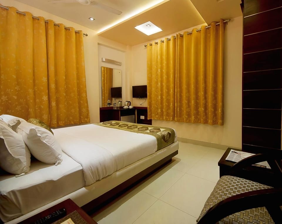 Minibar, in-room safe, desk, rollaway beds