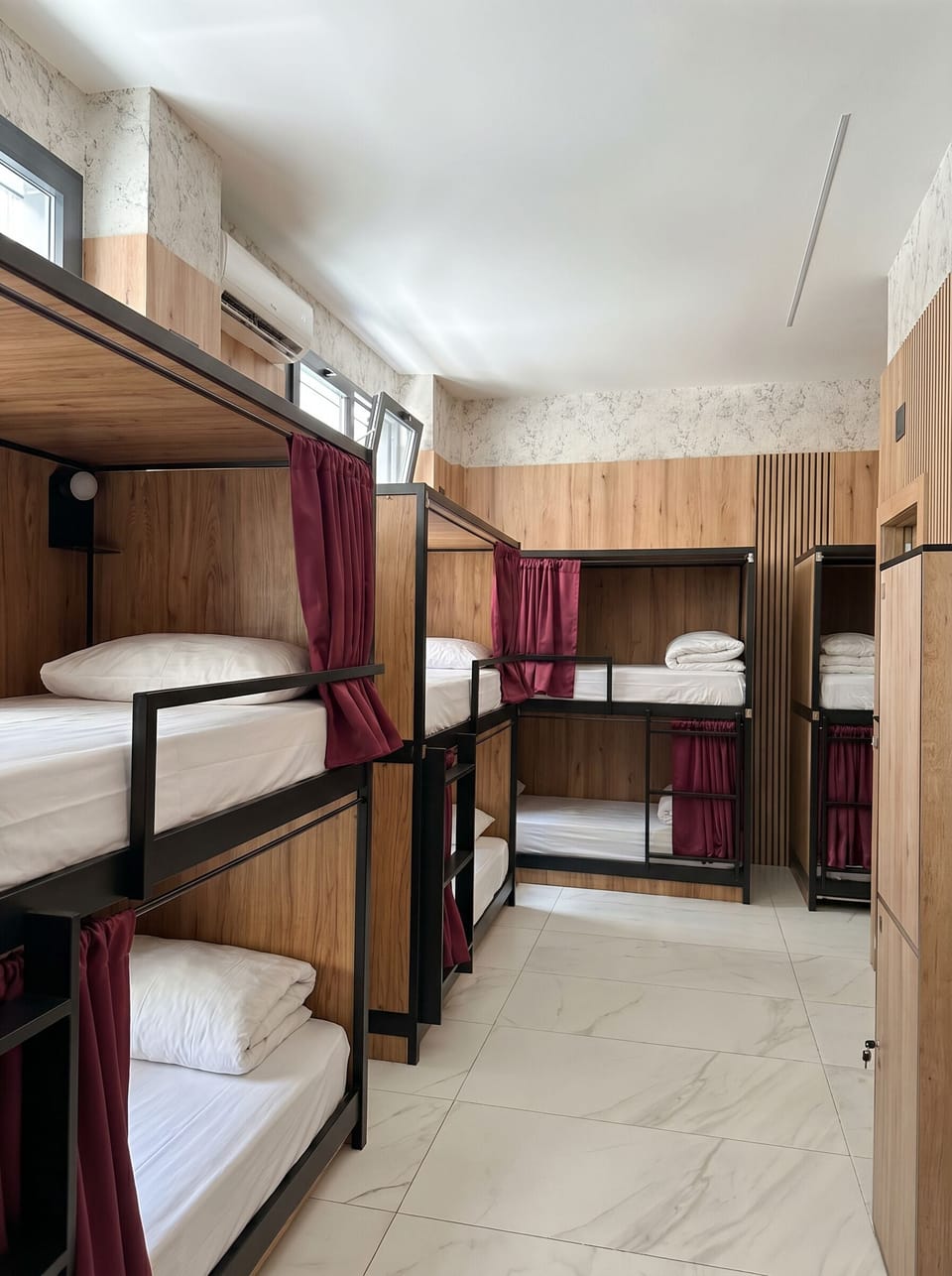 Hypo-allergenic bedding available, blackout drapes, WiFi (free)