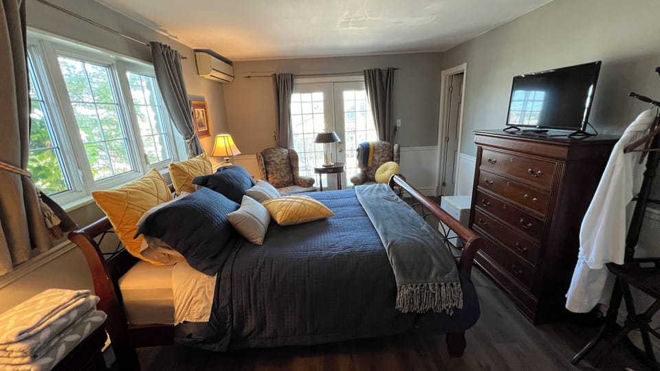 Classic Room, 1 Queen Bed, Private Bathroom | 1 bedroom, premium bedding, individually decorated, desk