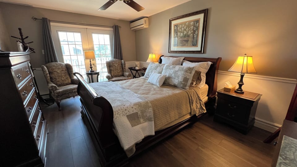 Classic Room, 1 Queen Bed, Private Bathroom | 1 bedroom, premium bedding, individually decorated, desk
