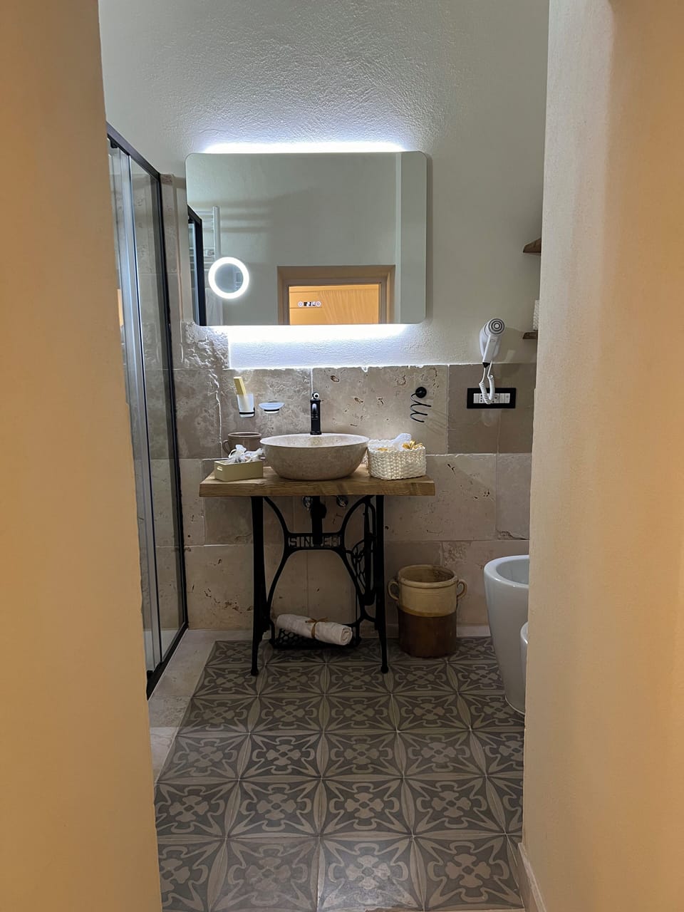Standard Room, 1 Double Bed, Private Bathroom | Bathroom | Free toiletries, hair dryer, slippers, bidet