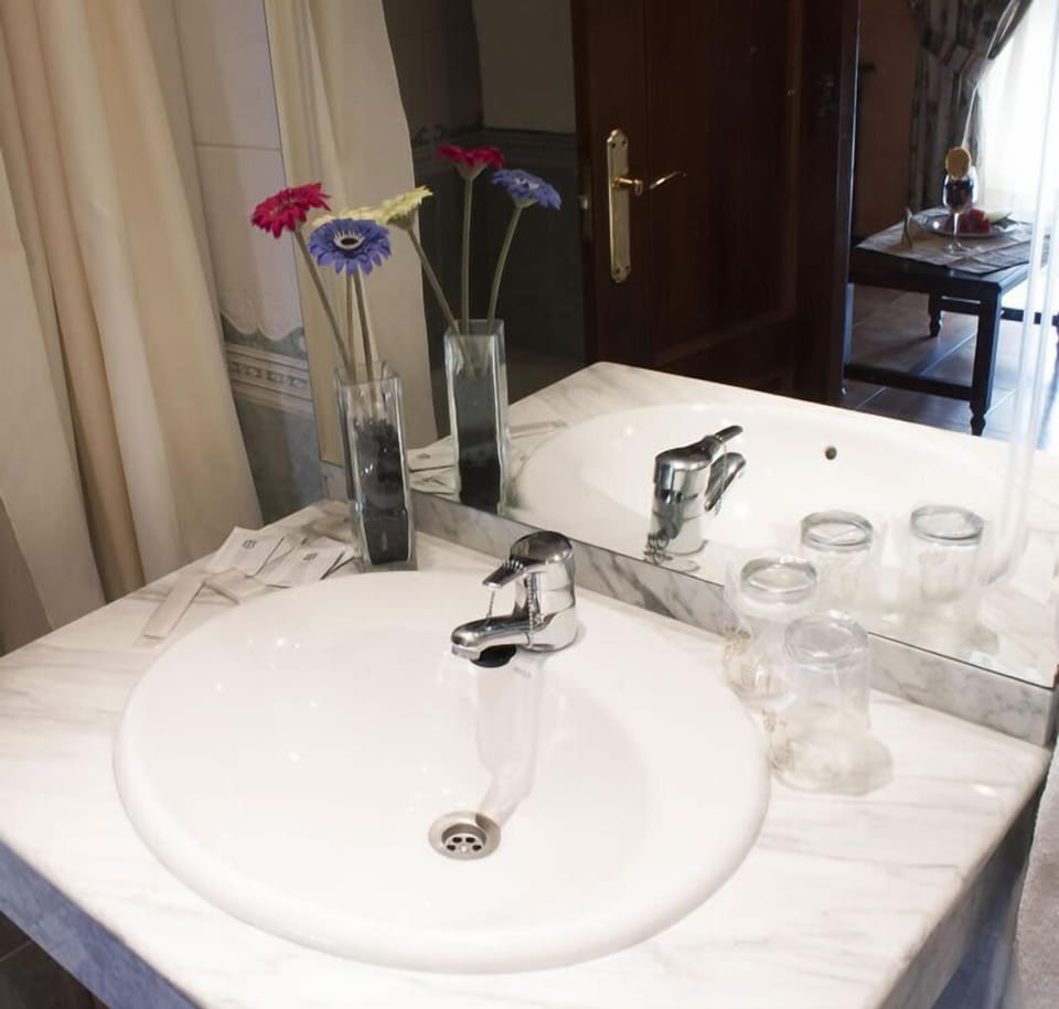 Double Room | Bathroom sink