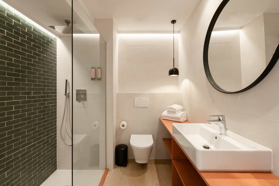 Superior Double Room | Bathroom | Free toiletries, hair dryer, bidet, towels