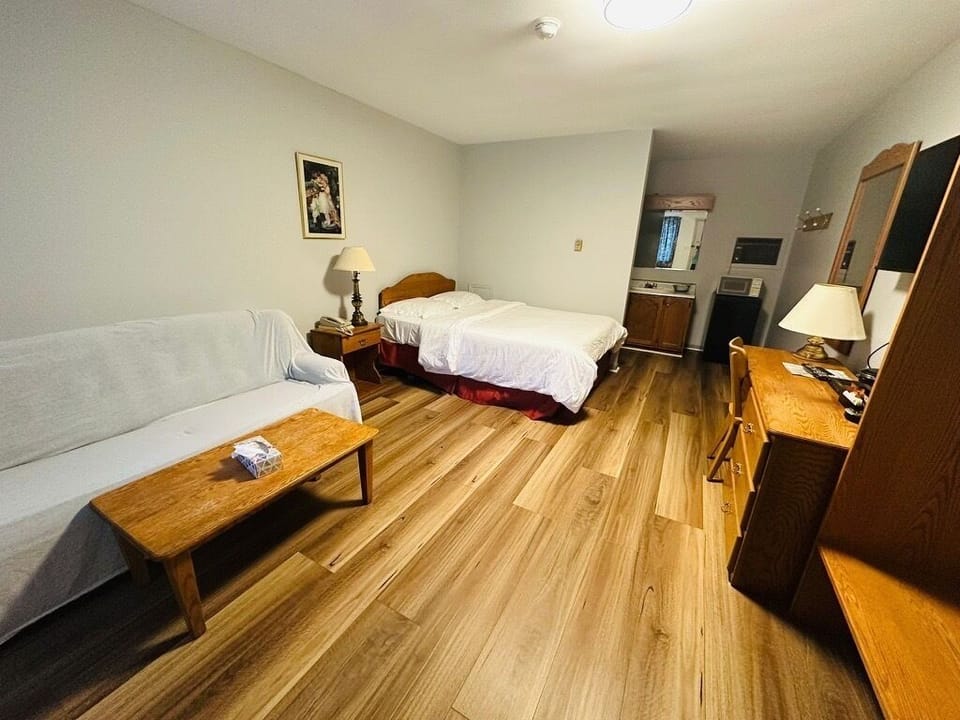Room, 1 Queen Bed, Non Smoking | Desk, iron/ironing board, free WiFi, bed sheets