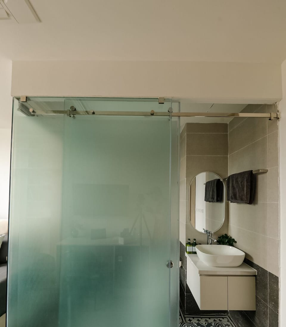 Standard Room, Non Smoking | Bathroom | Shower, rainfall showerhead, hair dryer, slippers