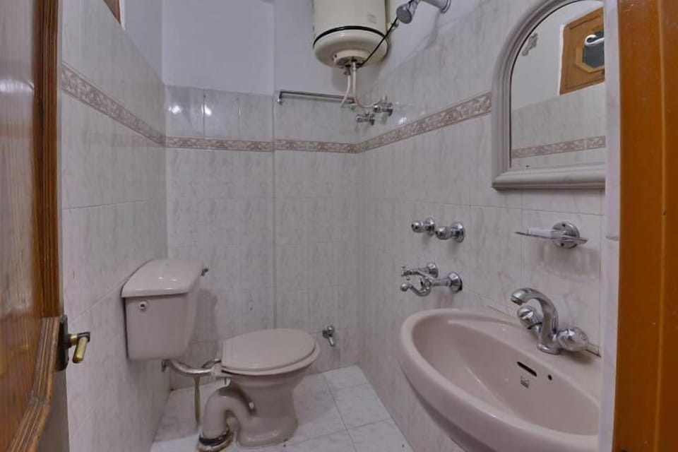 Deluxe Room | Bathroom | Free toiletries, towels