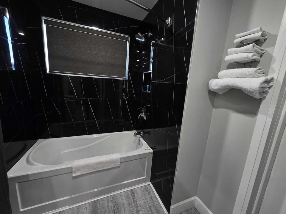 Combined shower/tub, free toiletries, hair dryer