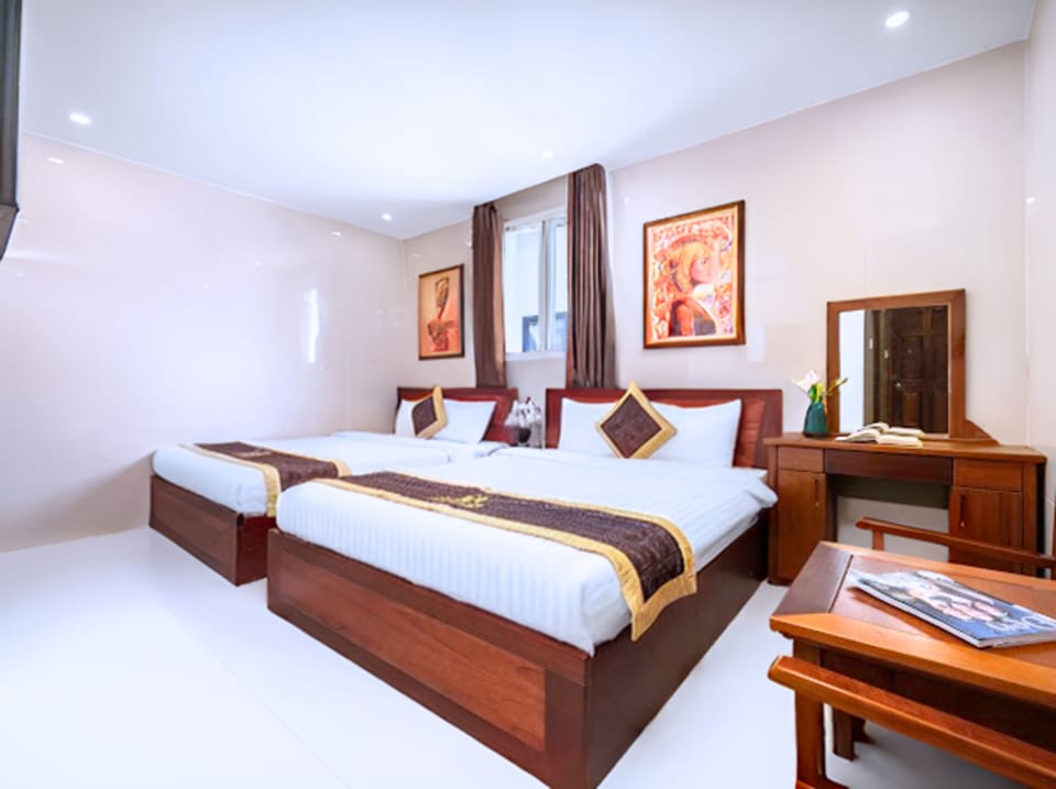Premium Triple Room, 2 Queen Beds | Hypo-allergenic bedding available, memory foam beds, minibar, desk