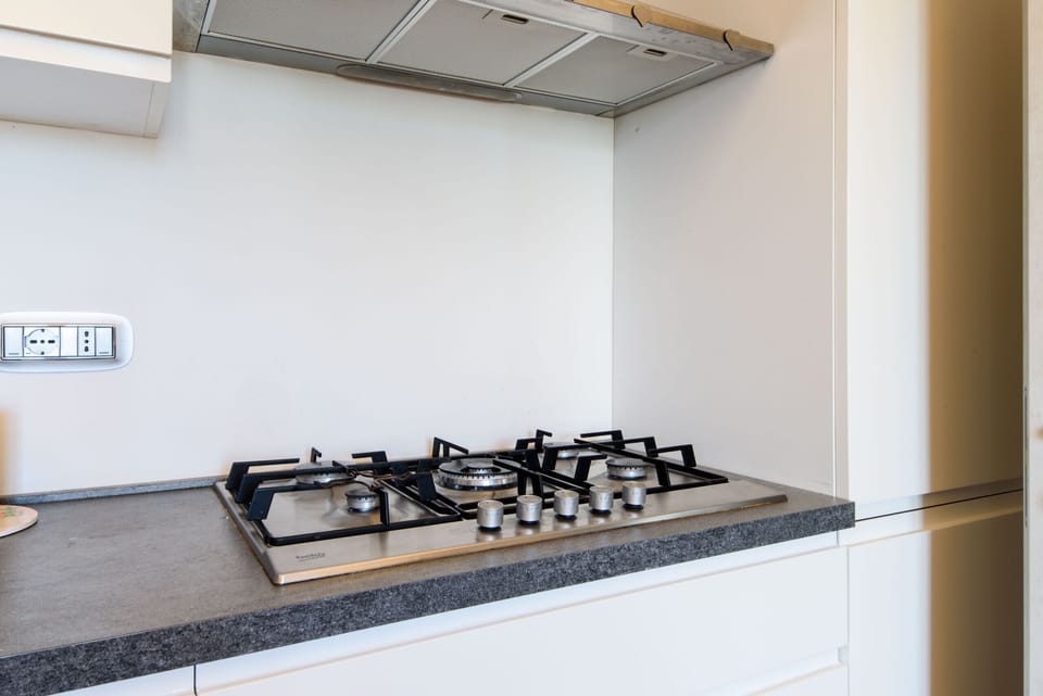 Microwave, dishwasher, cookware/dishes/utensils