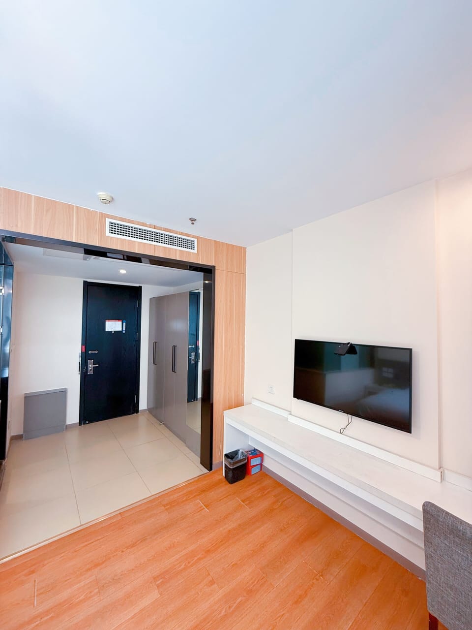 Deluxe Double Room, 1 Queen Bed, Smoking, City View | WiFi (free), bed sheets
