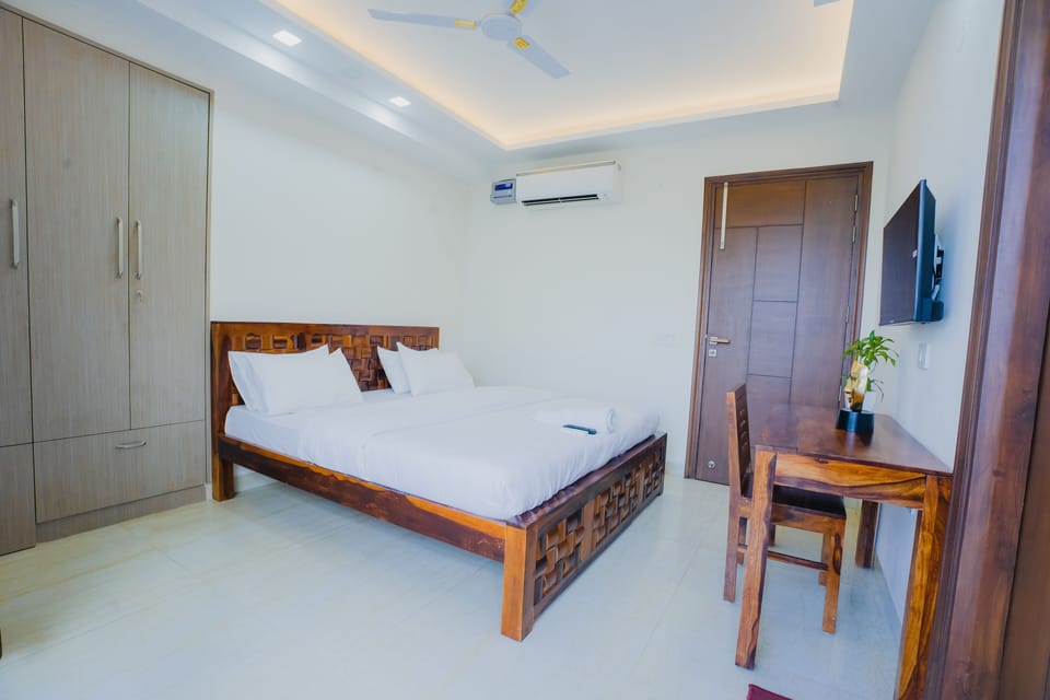 Deluxe Single Room, Balcony, City View | Memory foam beds, in-room safe, laptop workspace, soundproofing