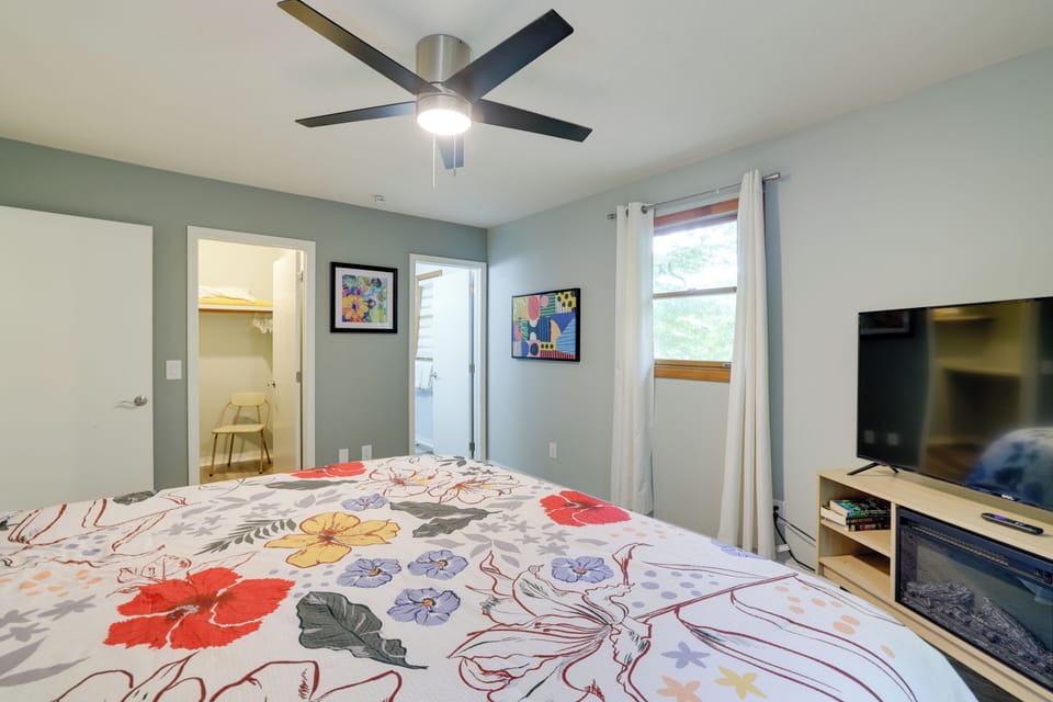 Hot Tub & Fire Pit: Holiday Island Getaway! Cottage in Roaring River Township