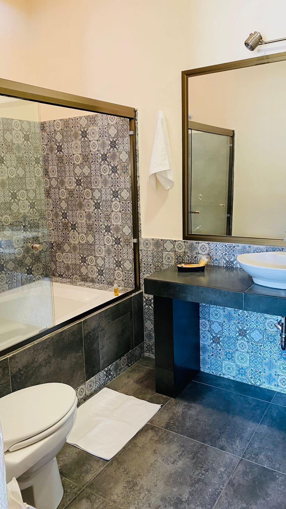 Romantic Room | Bathroom | Soap, shampoo, toilet paper