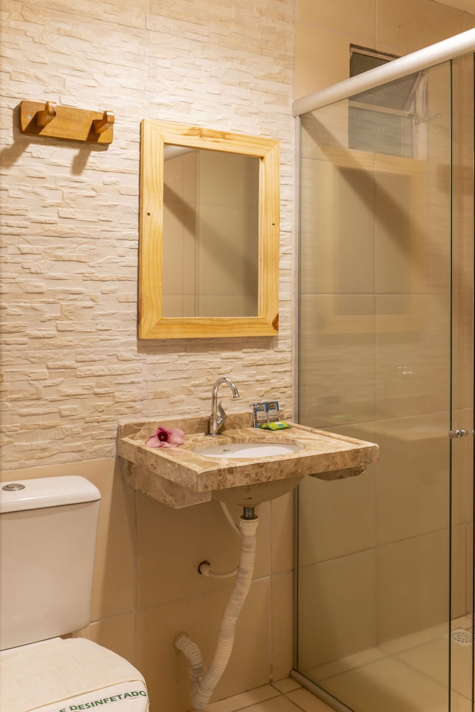 Standard Twin Room | Bathroom | Shower, rainfall showerhead, hair dryer, towels