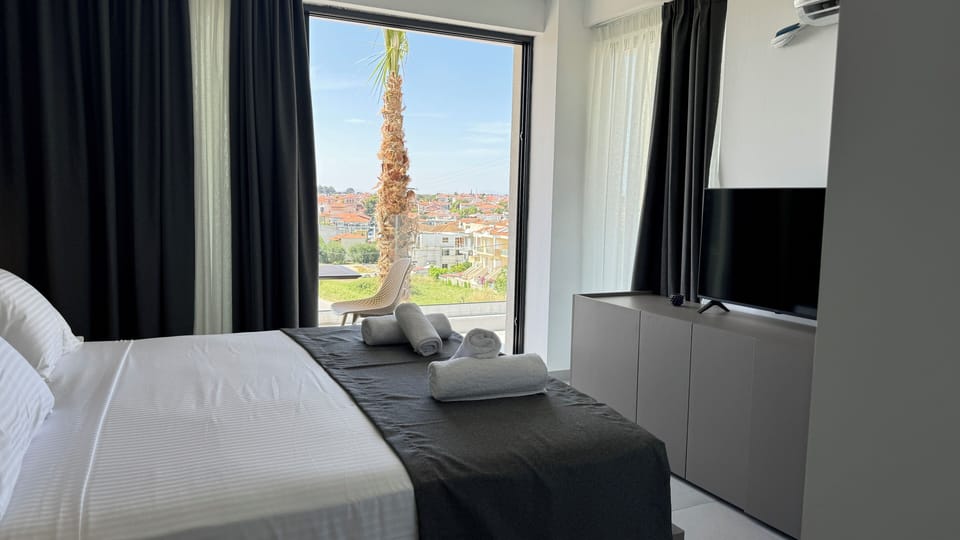 Premium Studio Suite | In-room safe, soundproofing, iron/ironing board, free WiFi