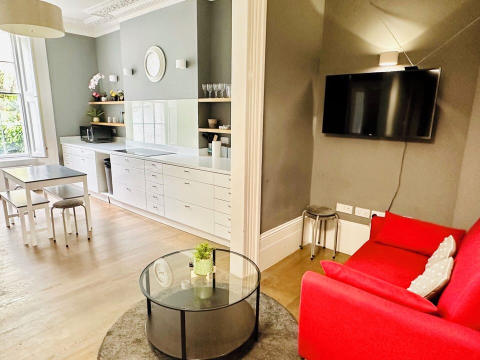 Standard Apartment | Private kitchen | Mini-fridge, microwave, oven, stovetop