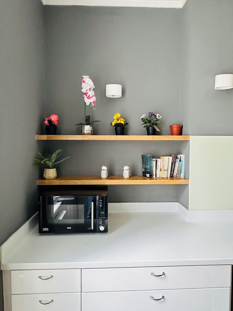 Standard Apartment | Private kitchen | Mini-fridge, microwave, oven, stovetop