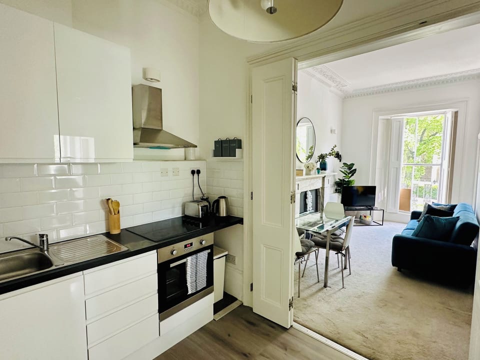 Standard Apartment | Private kitchen | Mini-fridge, microwave, oven, stovetop