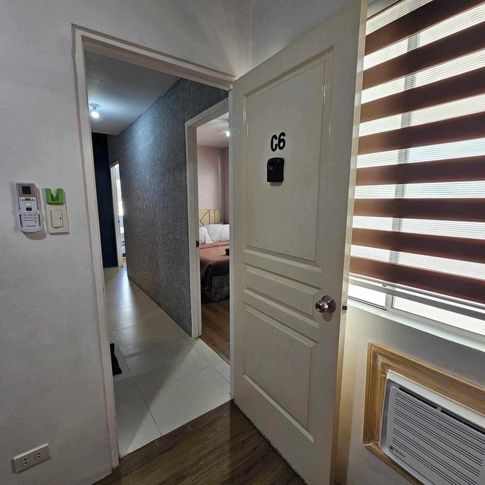 Comfort Room | Premium bedding, down comforters, iron/ironing board, free WiFi