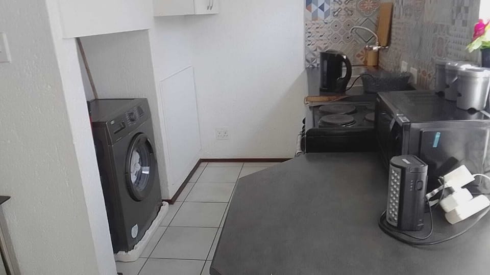 Comfort Apartment | Private kitchenette | Full-size fridge, microwave, oven, electric kettle