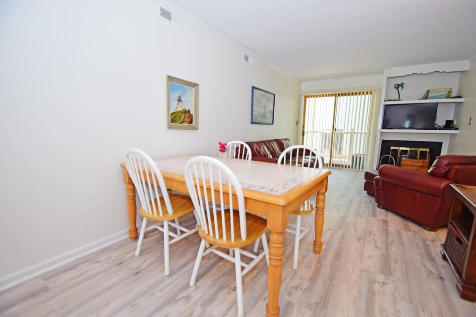 Condo, 2 Bedrooms | Dining