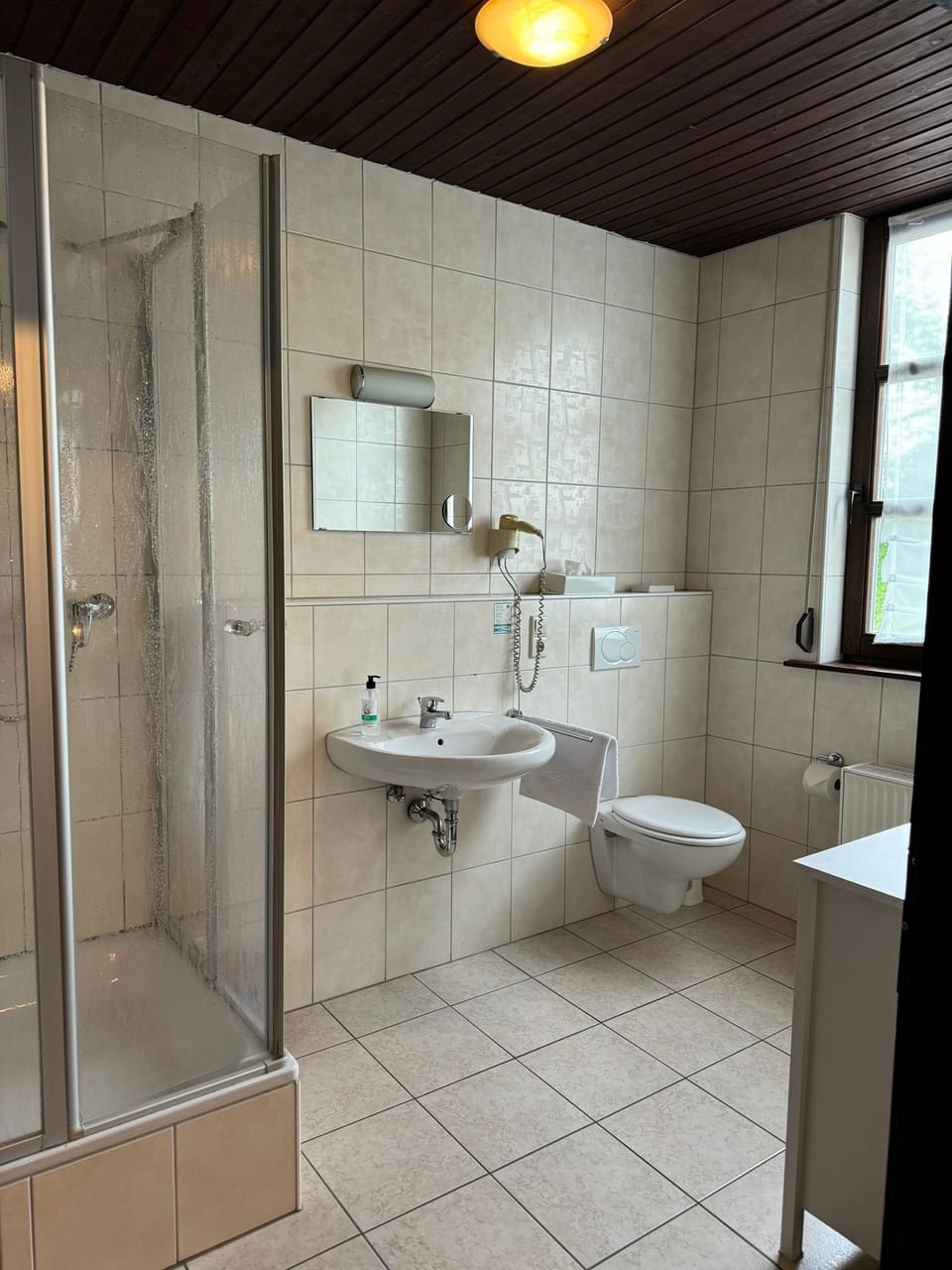 Comfort Triple Room, City View | Bathroom | Free toiletries, hair dryer, towels, soap