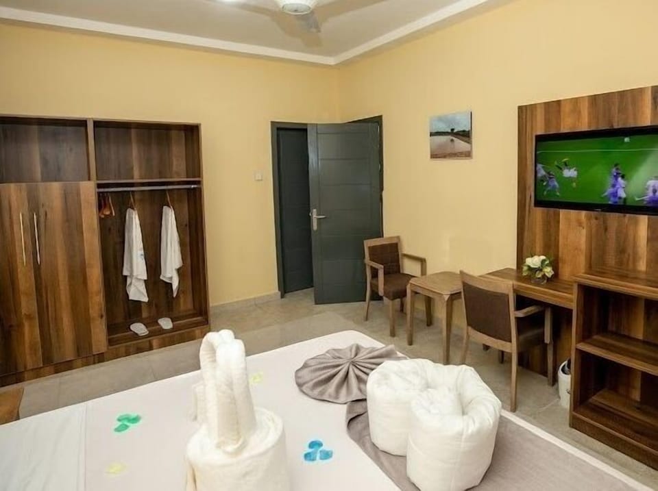 Executive Suite, 1 Bedroom | Hypo-allergenic bedding available, minibar, in-room safe, desk