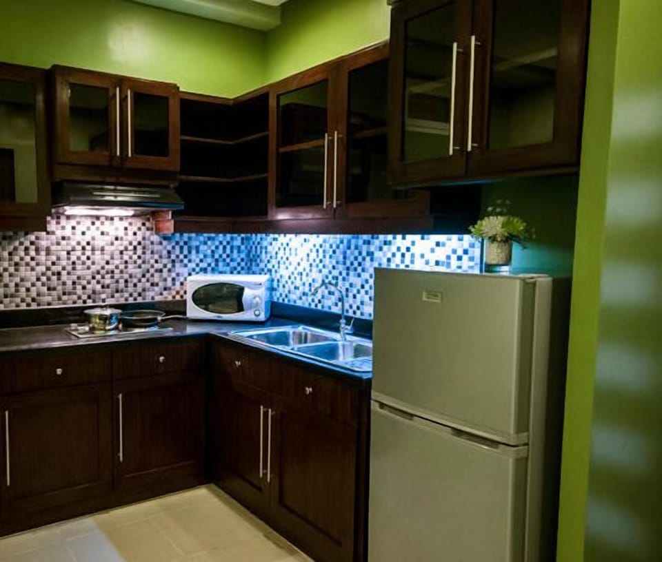 Full-size fridge, microwave, stovetop, cookware/dishes/utensils