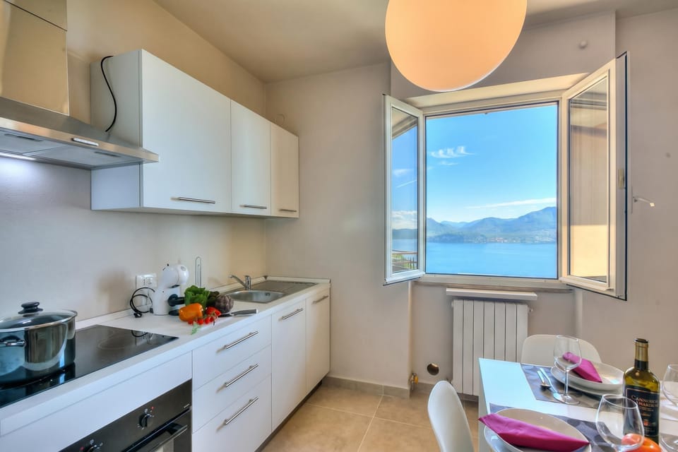 Family Apartment, Multiple Bedrooms, Mountainside (The Golden View) | Private kitchen | Fridge, microwave, oven, stovetop