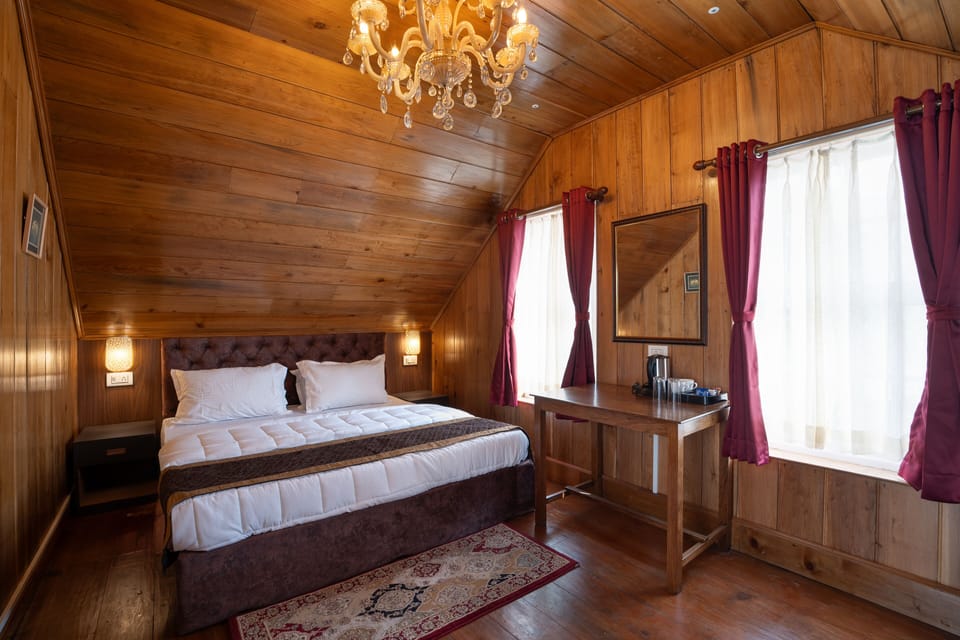 Deluxe Room, Mountain View | Desk