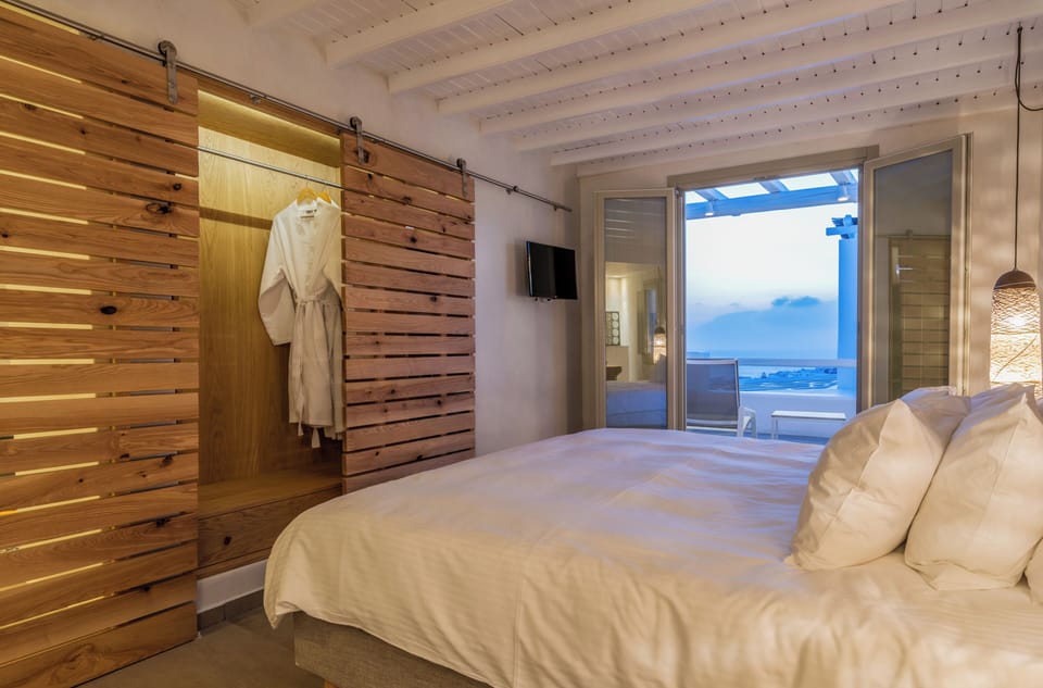 Luxury Studio Suite, 1 King Bed | Premium bedding, down comforters, pillowtop beds, minibar