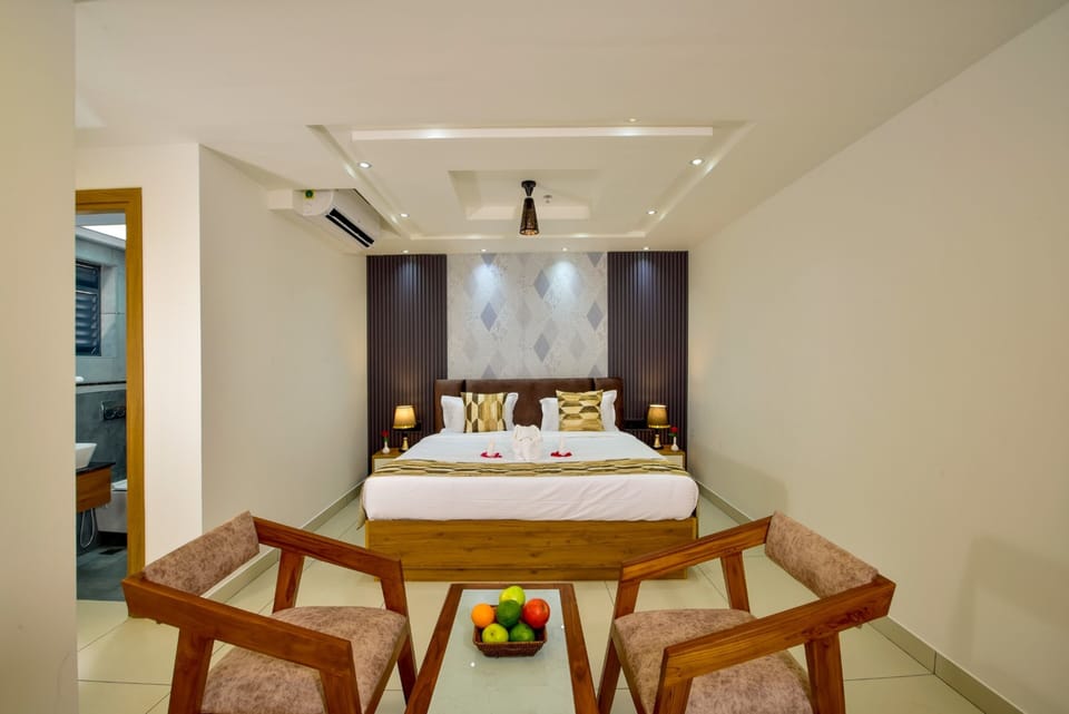 Deluxe Room | 1 bedroom, minibar, individually furnished, desk