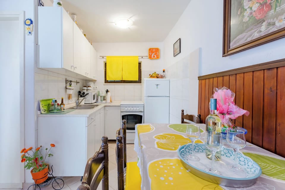 Apartment (One-Bedroom Apartment with Terrace (A) | Dining room