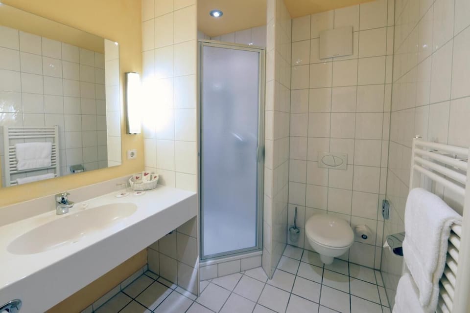 Standard Double Room | Bathroom | Towels