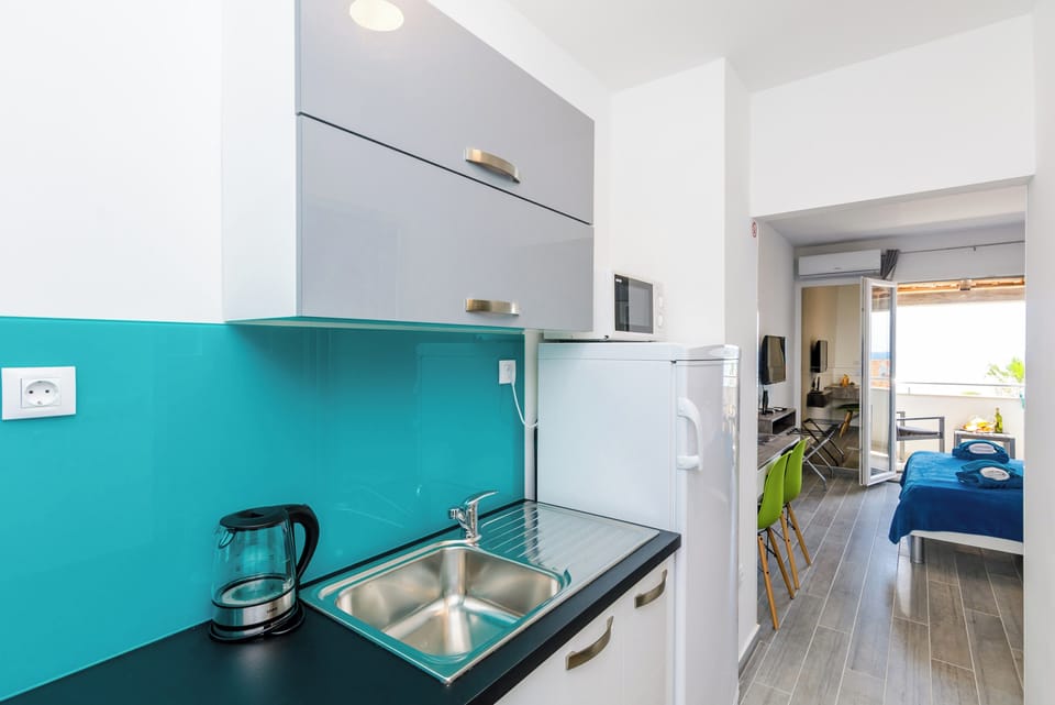Studio (Studio Apartment with Balcony and Sea) | Private kitchen | Fridge