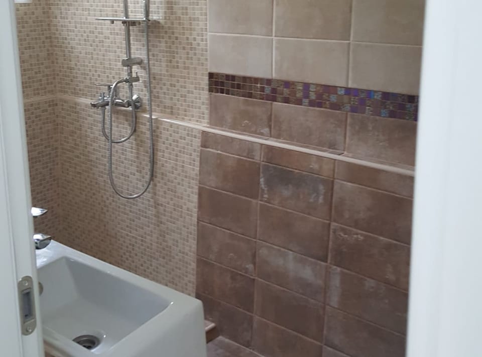 Twin Room (Double or Twin Room with External Pri) | Bathroom | Shower, towels